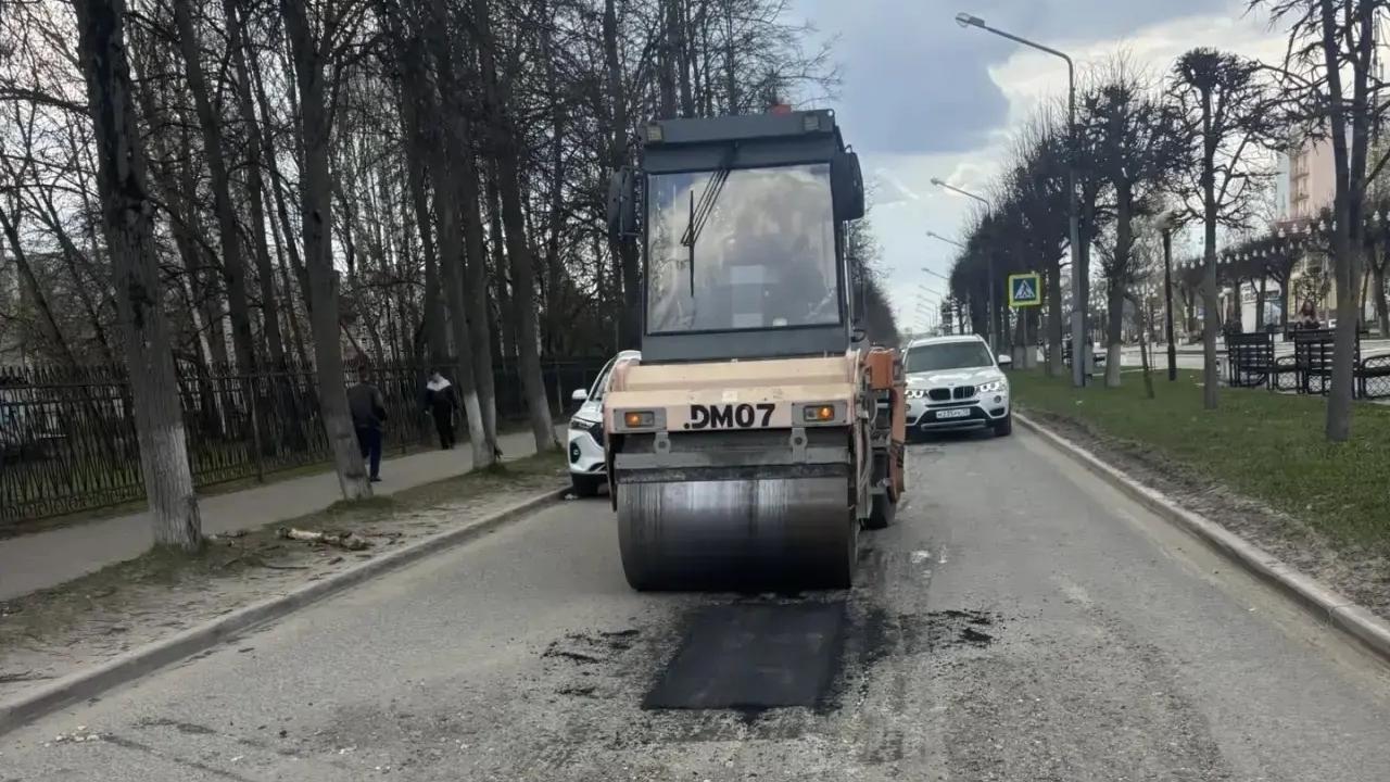 В Йошкар-Оле латают дороги горячим асфальтом 