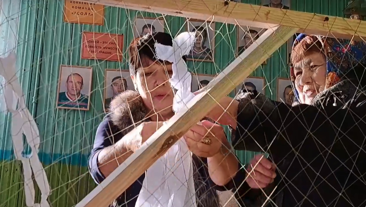 В Горномарийском районе для бойцов плетут маскировочные сетки