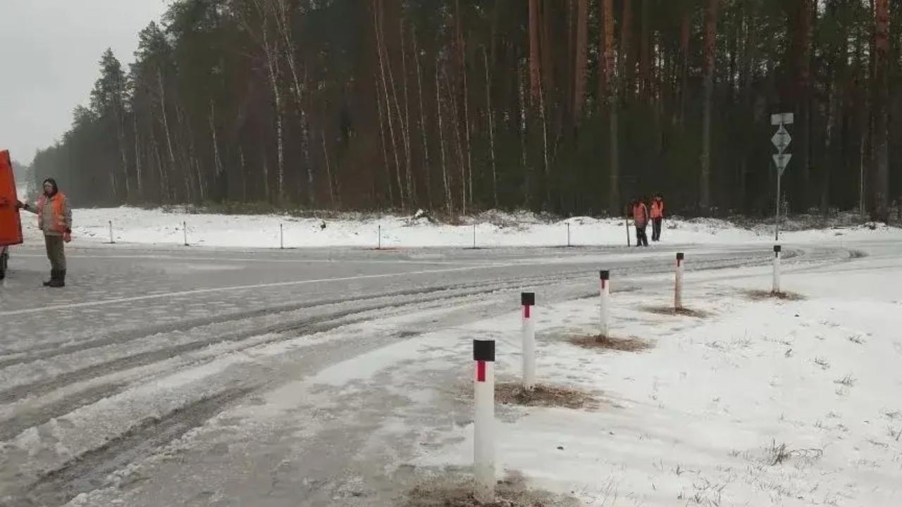 На трассах в Марий Эл восстанавливают повреждённые сигнальные столбики