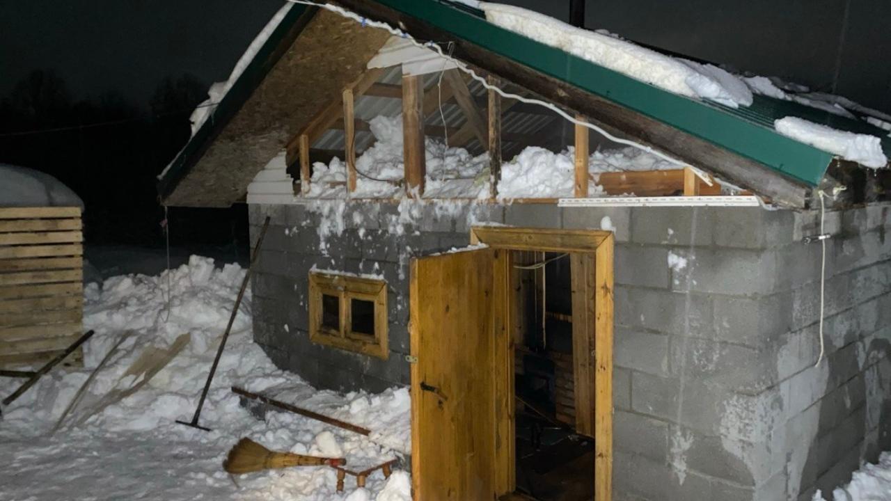 В Горномарийском районе загоревшуюся баню потушили подручными средствами