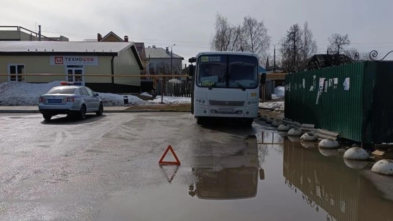 На автовокзале в Сернуре в ДТП пострадала пожилая женщина