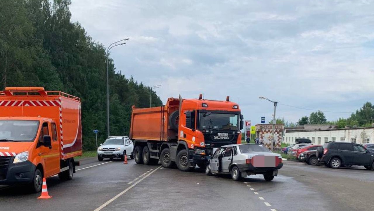 Сегодня утром на 98 км автодороги «Вятка» грузовик врезался в легковушку