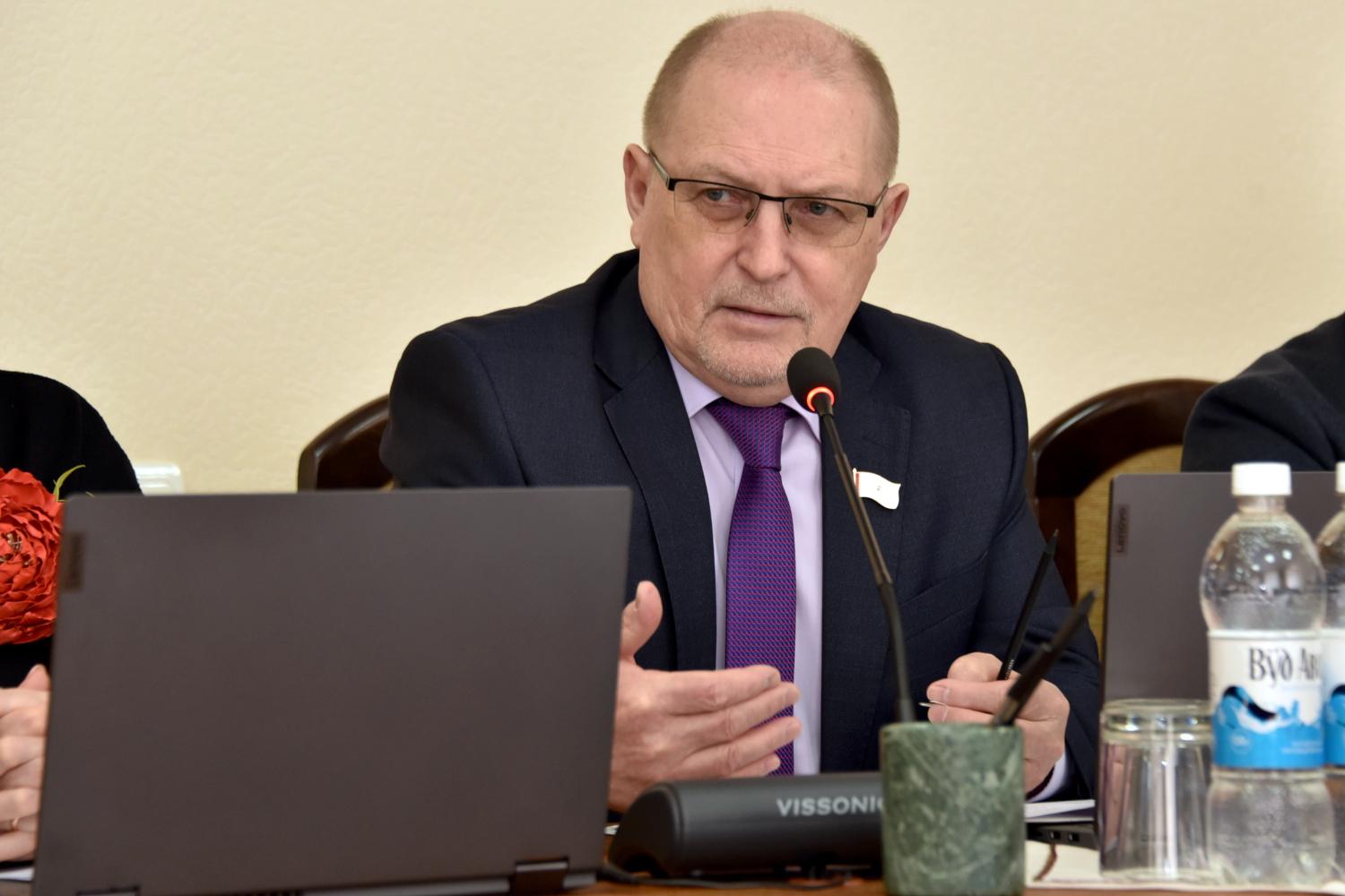 Михаил Васютин поздравил работников архивной службы с праздником