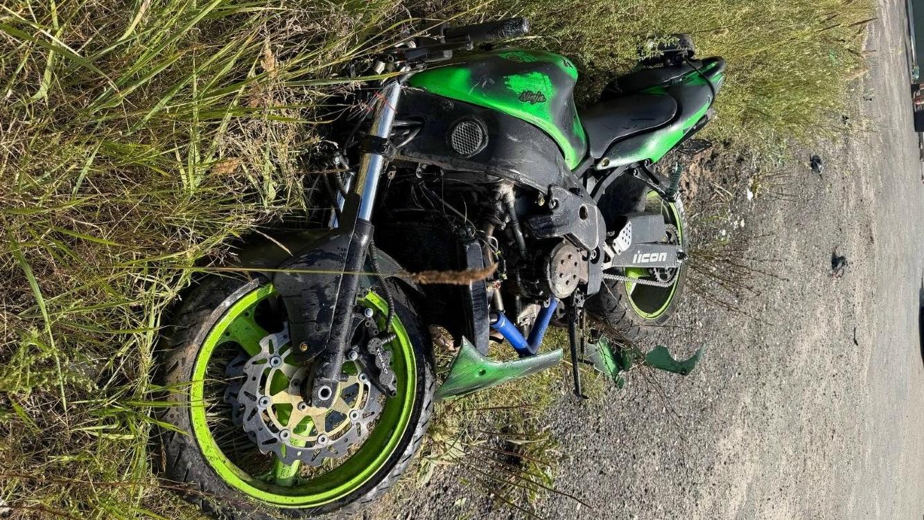 Житель Силикатного на Kawasaki врезался в иномарку