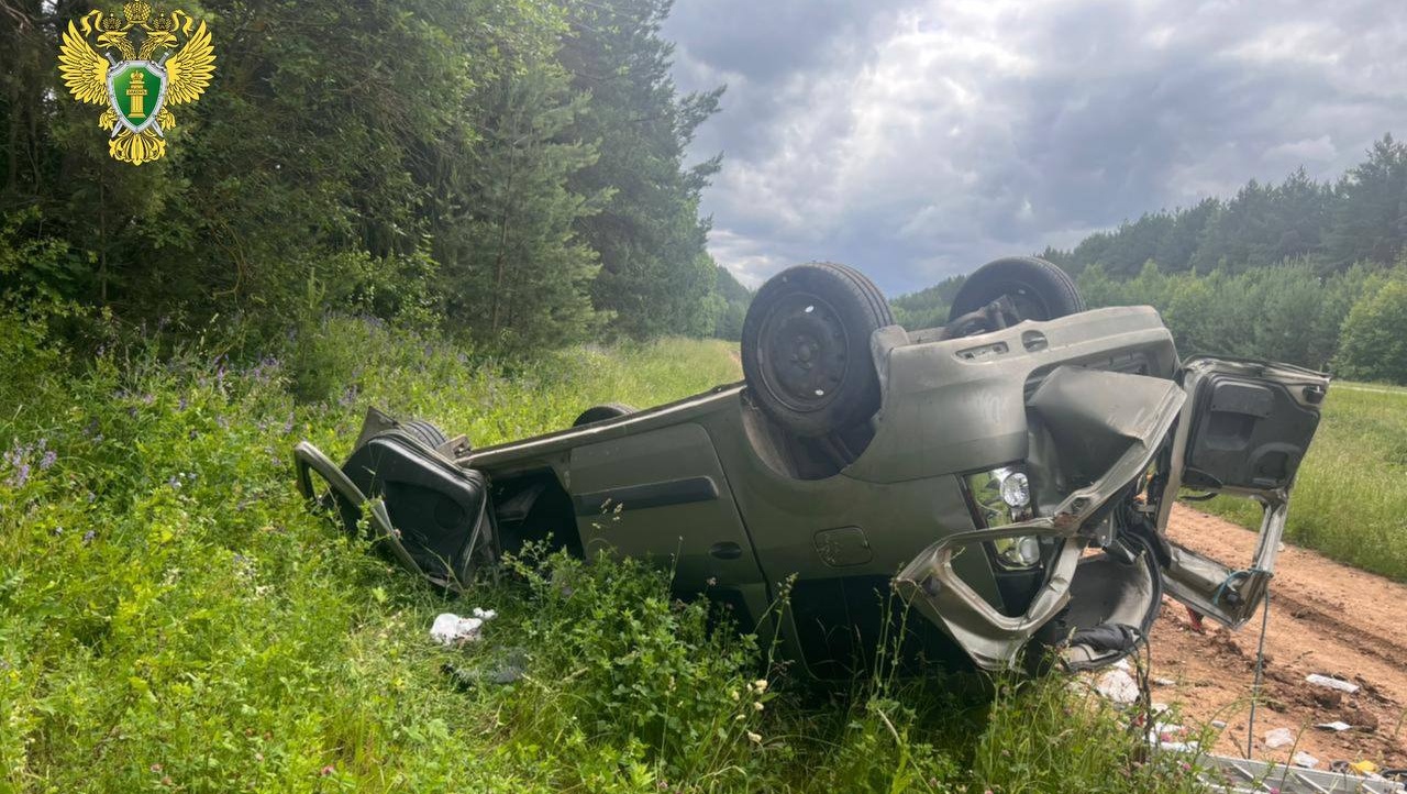 Сегодня у деревни Ильпанур машина перевернулась в кювет