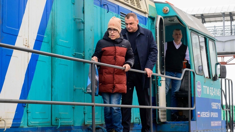 Школьник встретился с главой Марий Эл и попробовал себя в роли машиниста поезда