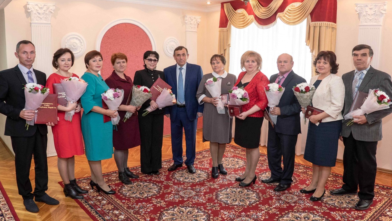 Александр Евстифеев вручил заслуженные награды педагогам республики