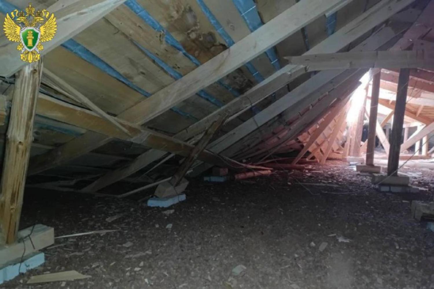 В посёлке Советский в школе № 3 из-за снега просела крыша