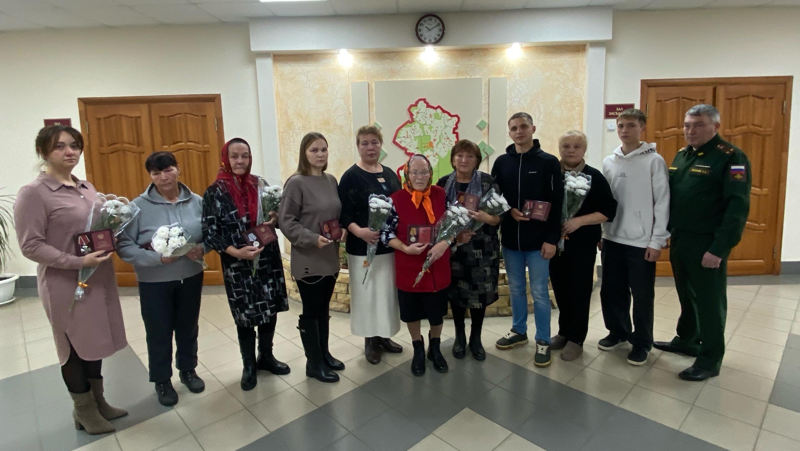 В Советском районе родным погибших воинов вручили боевые награды 