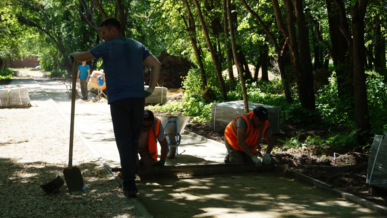 В сквере Воинов-Интернационалистов делают пешеходные дорожки