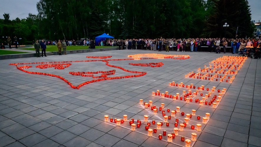 В Йошкар-Оле из 2500 свечей выложили солдата со Знаменем Победы и надпись «Мы помним»