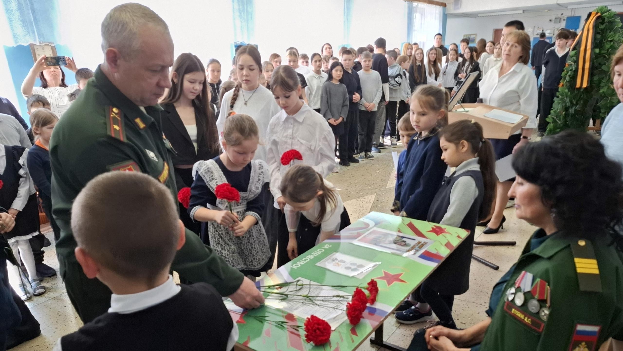 В Еласовской школе в память о бойце открыли «Парту Героя» 
