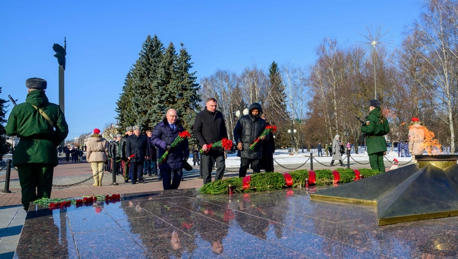 Боксёр Рой Джонс и глава Марий Эл почтили память погибших солдат