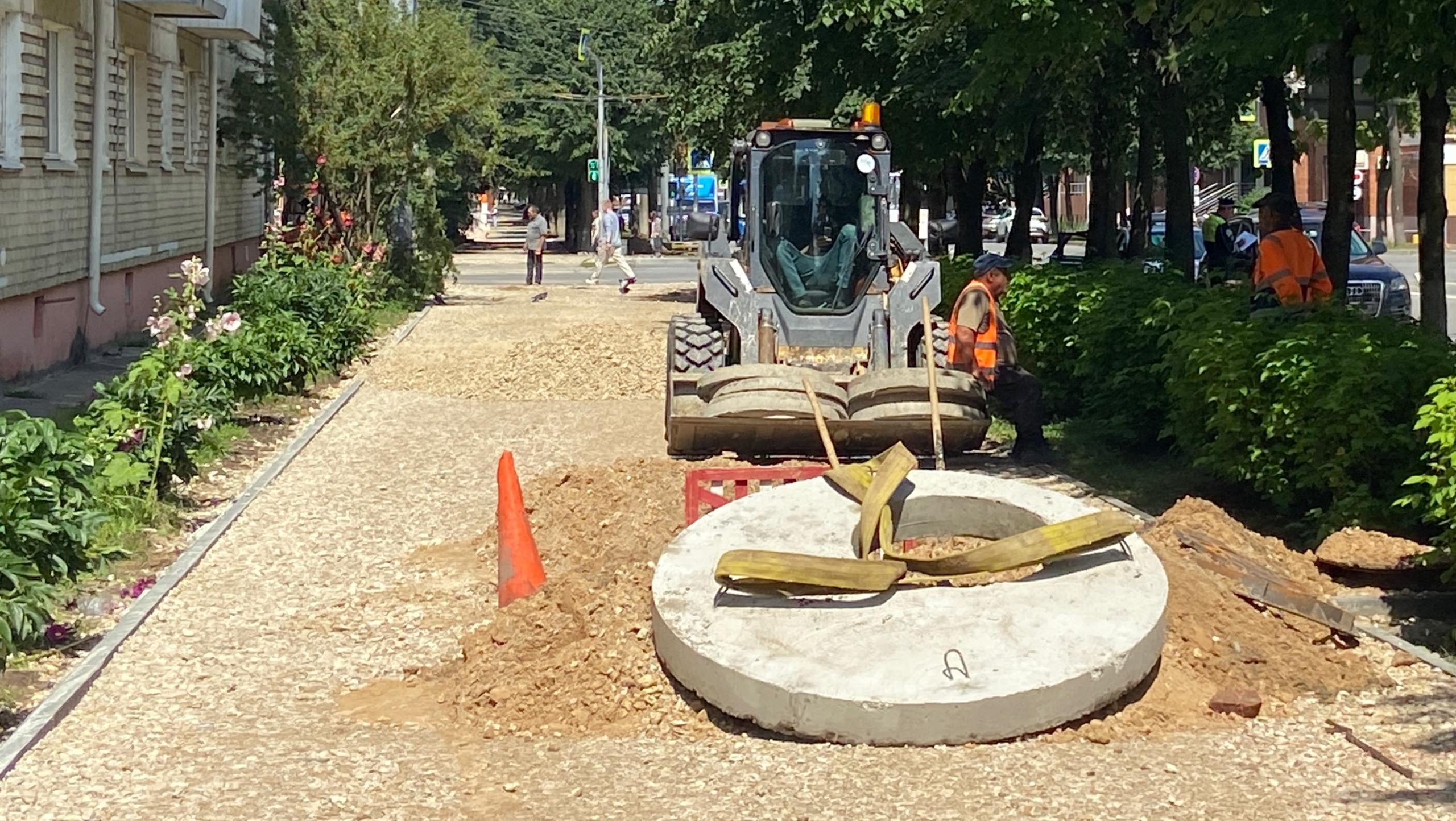 На одной из главных улиц в Йошкар-Оле обновляют тротуар