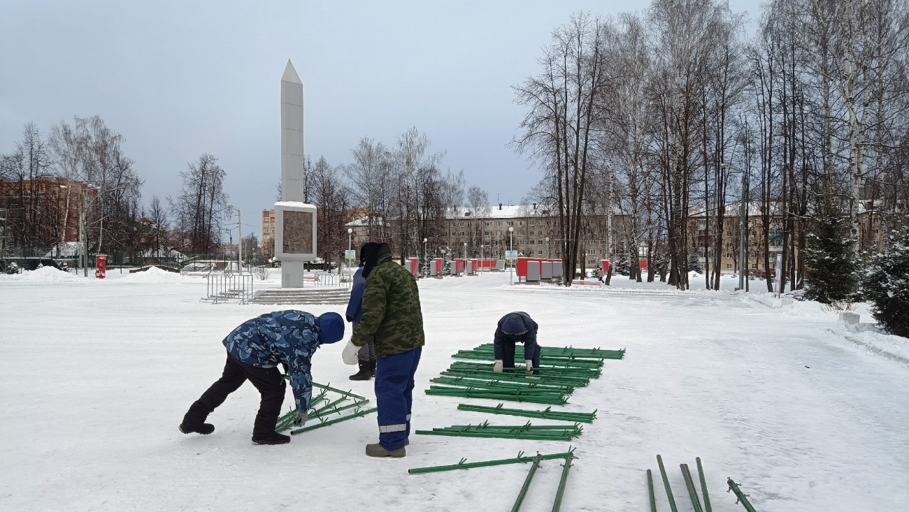 В Парке Победы в Йошкар-Оле ставят ёлку