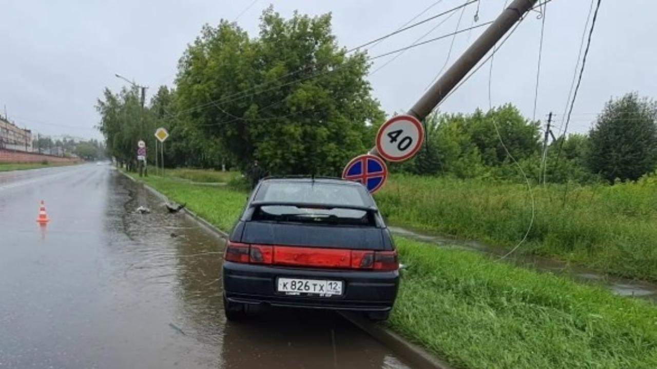 В Йошкар-Оле водитель «ВАЗ-2112» повредил столб ЛЭП