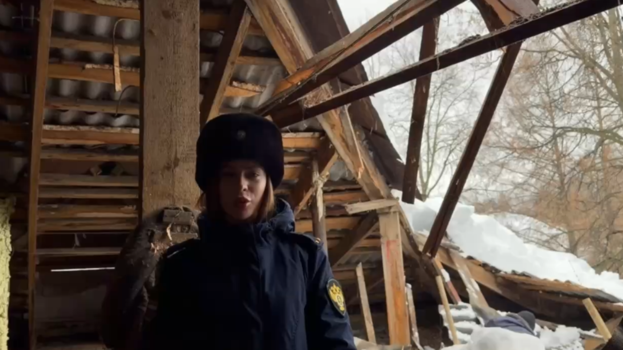 В Йошкар-Оле в многоквартирном доме снег проломил крышу