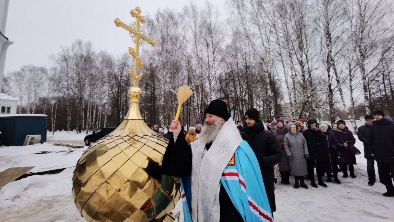 В Йошкар-Оле в церкви «Всех скорбящих Радость» освятили малые купола и кресты