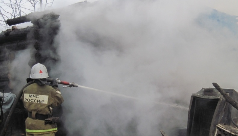 В Волжске рано утром сгорели хозяйственные постройки