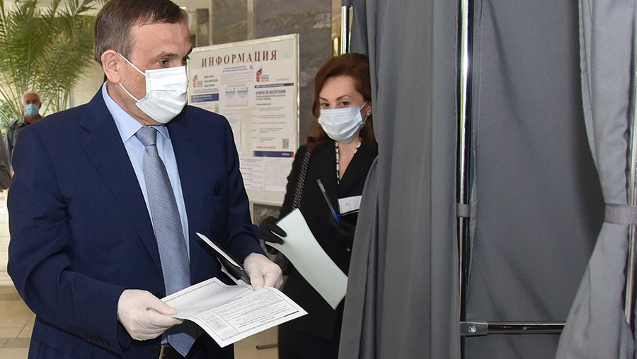 Александр Евстифеев с супругой проголосовали по поправкам в Конституции