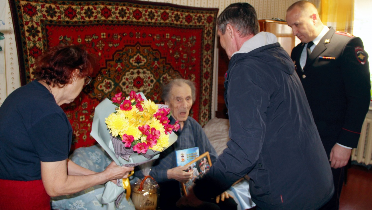 В Марий Эл ветераны-фронтовики принимают поздравления от регионального МВД