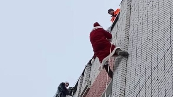 В Йошкар-Оле Деды Морозы спустились к маленьким пациентам с крыш