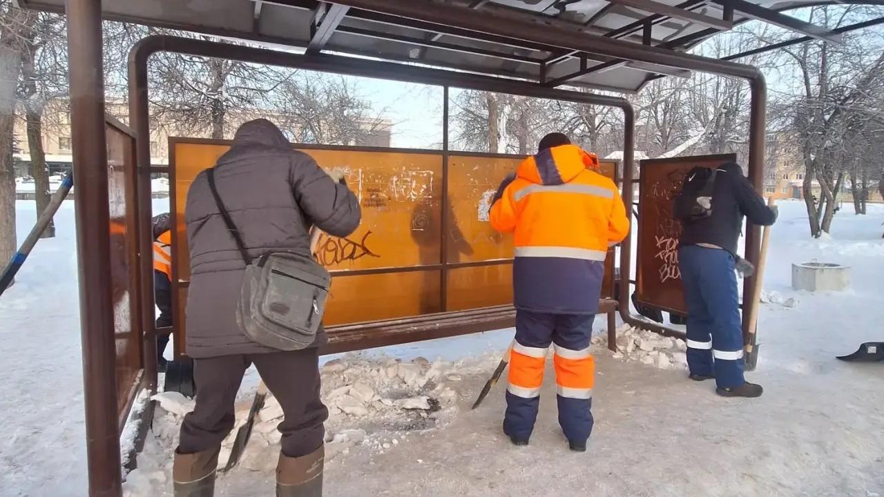 На остановочных павильонах Йошкар-Олы кипят работы