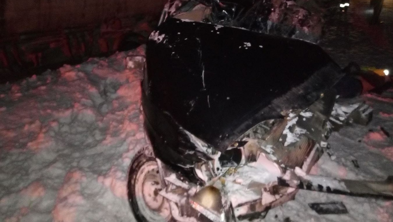 На Казанском тракте легковушка столкнулась с грузовиком, погиб человек