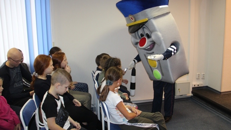 Светофор Светофорович побывал в Детской республиканской больнице