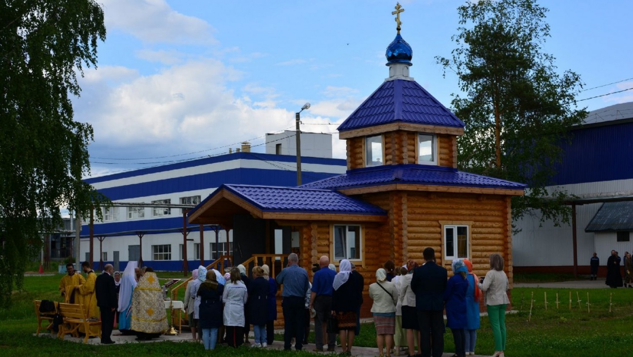 В посёлке Красногорский освятили заводскую часовню
