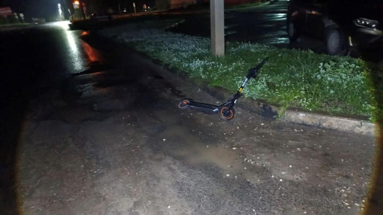 В Козьмодемьянске пьяная женщина свалилась на электросамокате