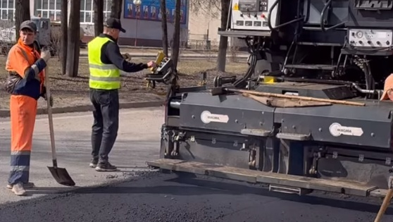 На улице Свердлова в Йошкар-Оле начали ремонт дорог горячим асфальтом