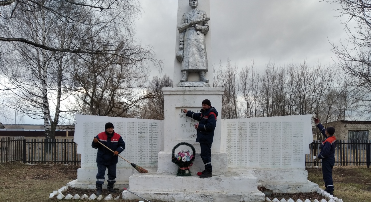Энергетики Марий Эл благоустроили памятники ко Дню Победы