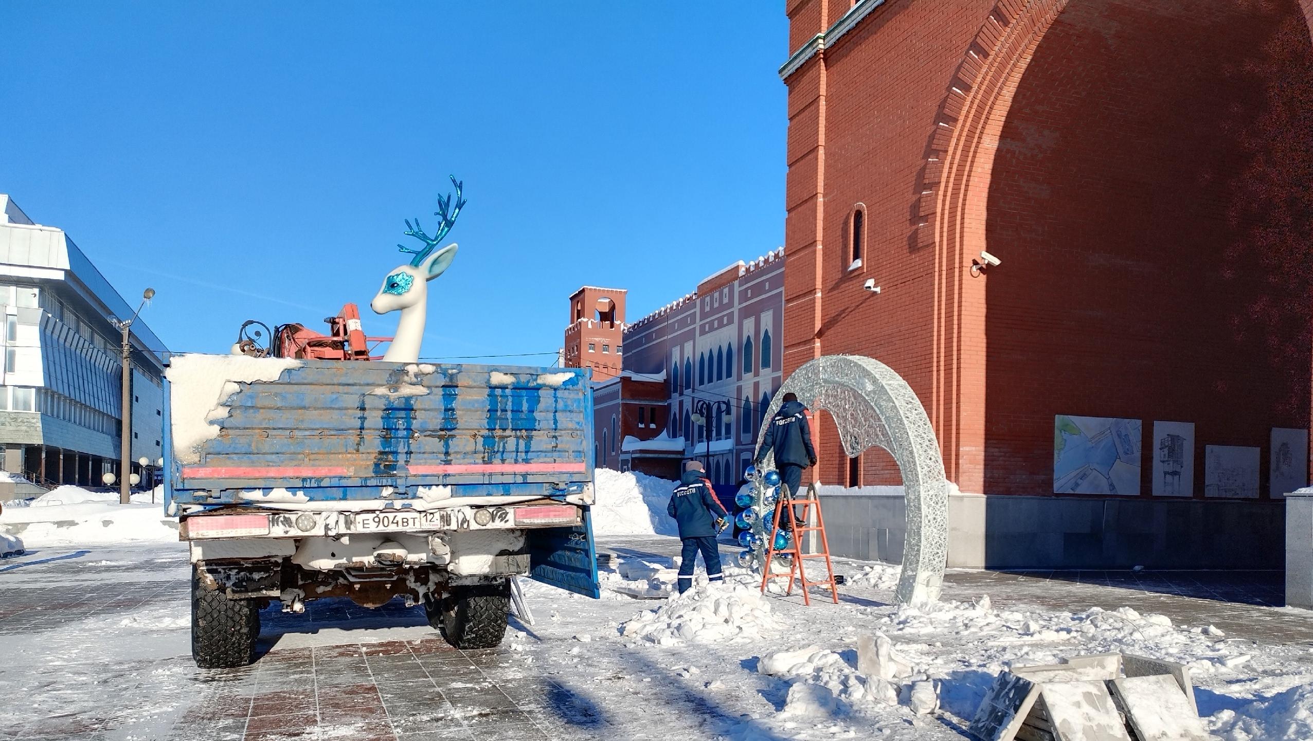 В Йошкар-Оле демонтировали новогоднюю входную группу у «Башни»