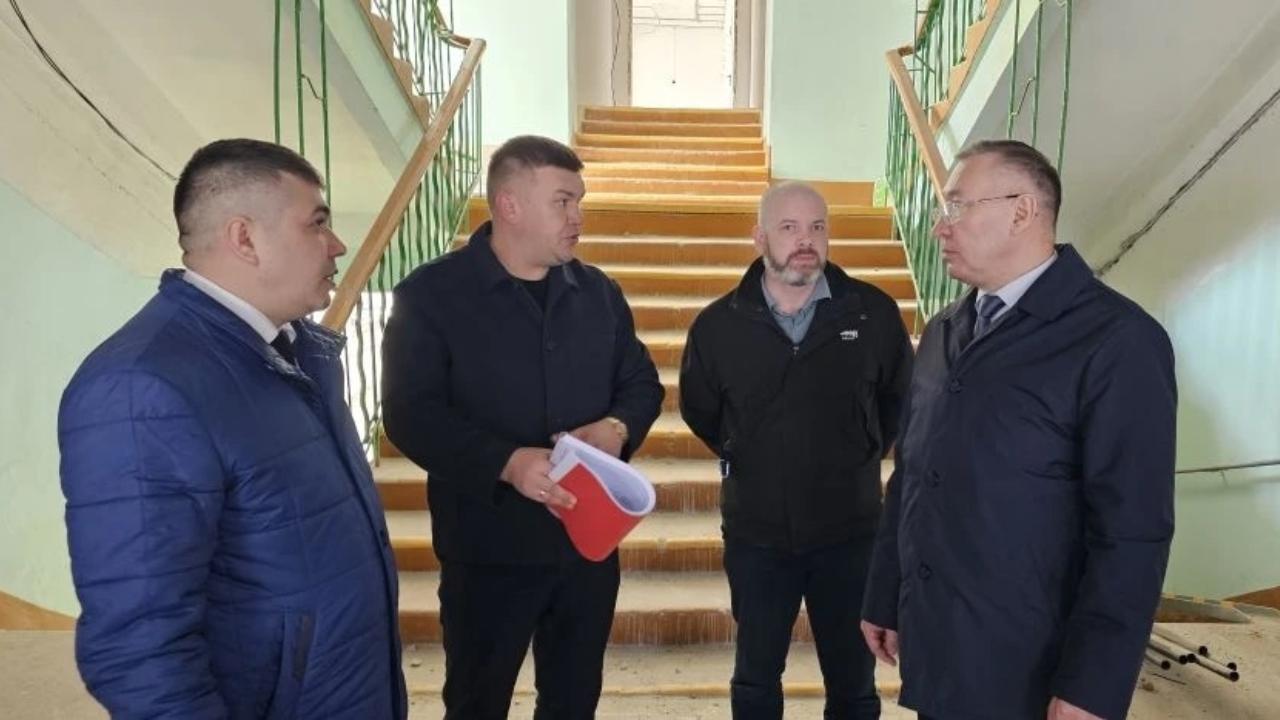 Евгений Кузьмин проверил ход капитального ремонта школы № 23 в Йошкар-Оле