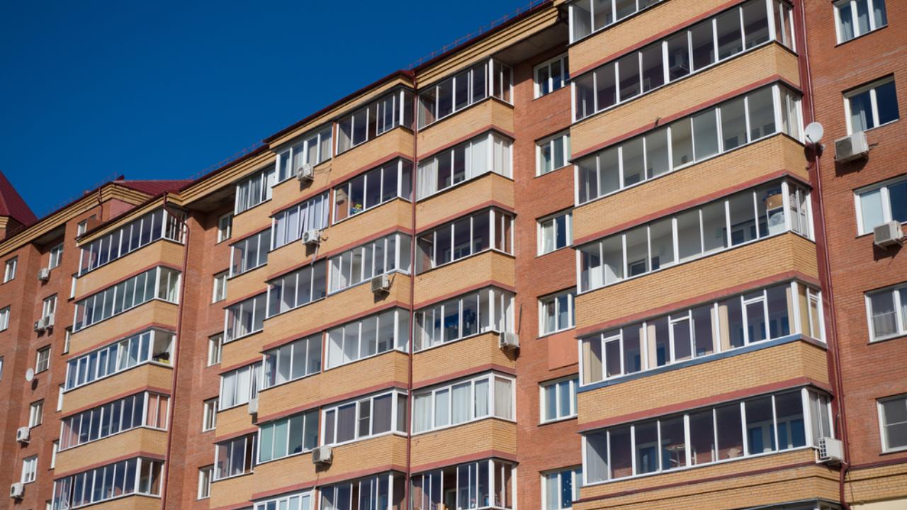 Прохожие поймали на плащ падающего с 10 этажа ребёнка