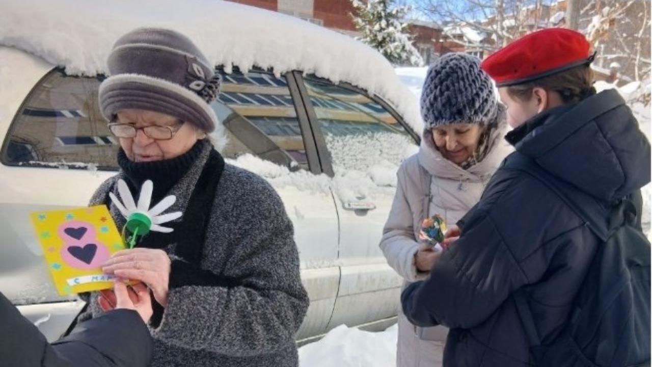 В Йошкар-Оле юнармейцы поздравили женщин с праздником весны 