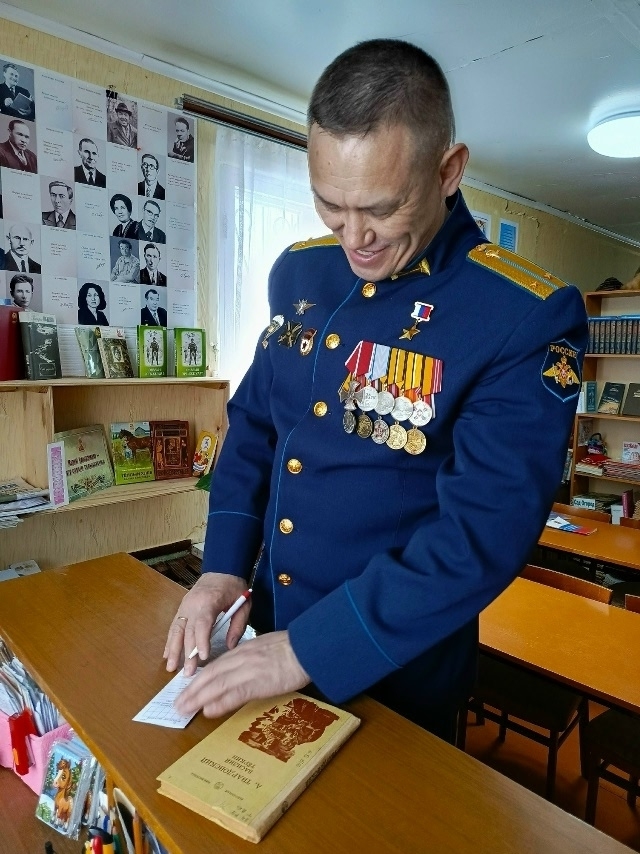 Герой России стал читателем Шорсолинской библиотеки