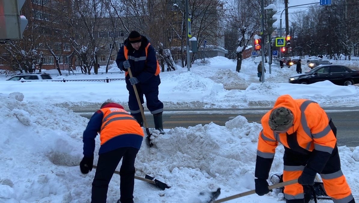 В Йошкар-Оле в первую очередь расчищают от снега дороги возле социально значимых объектов