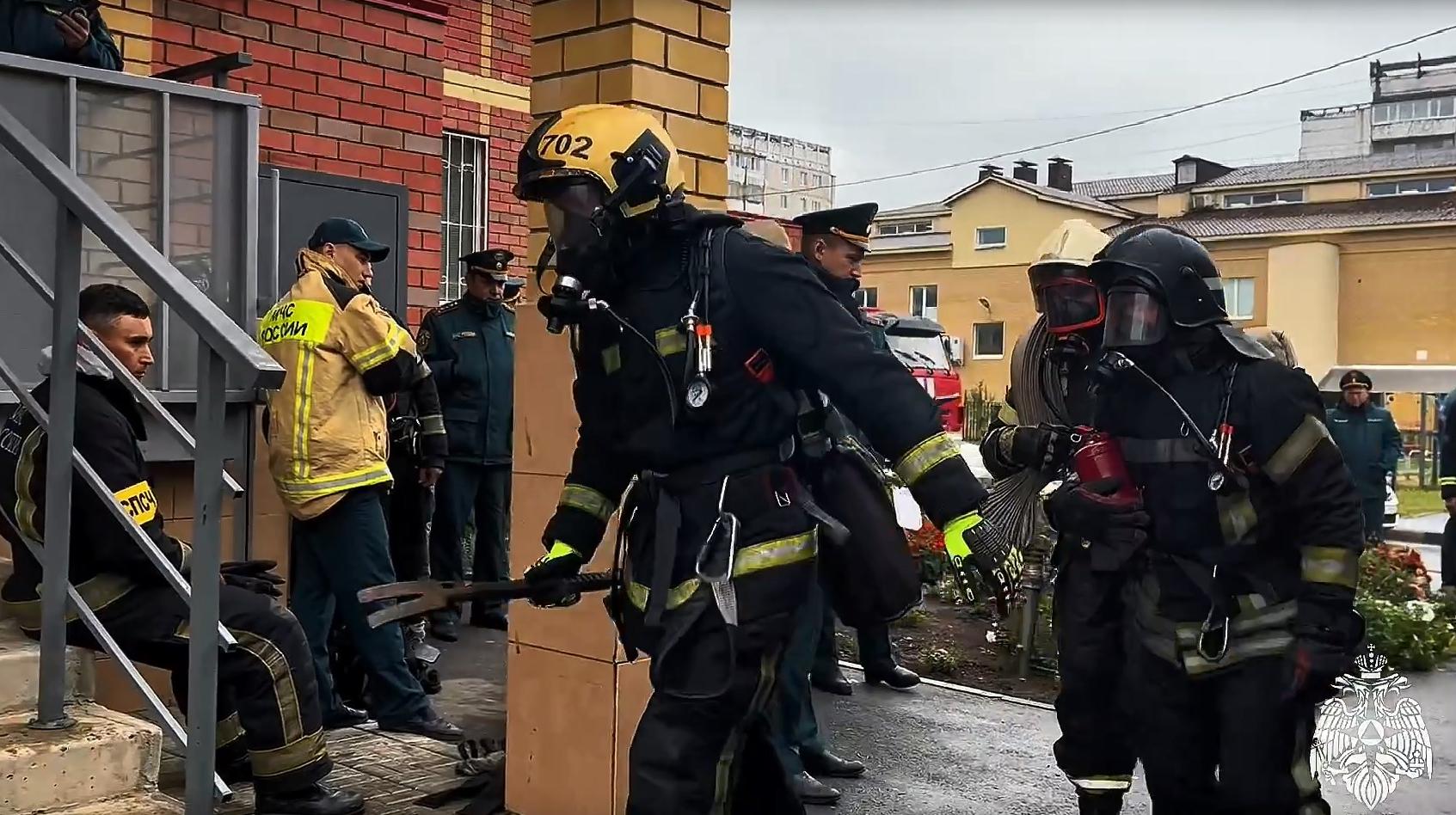 На 16 этаж с 30 кг экипировки: в высотке Йошкар-Олы прошли соревнования пожарных