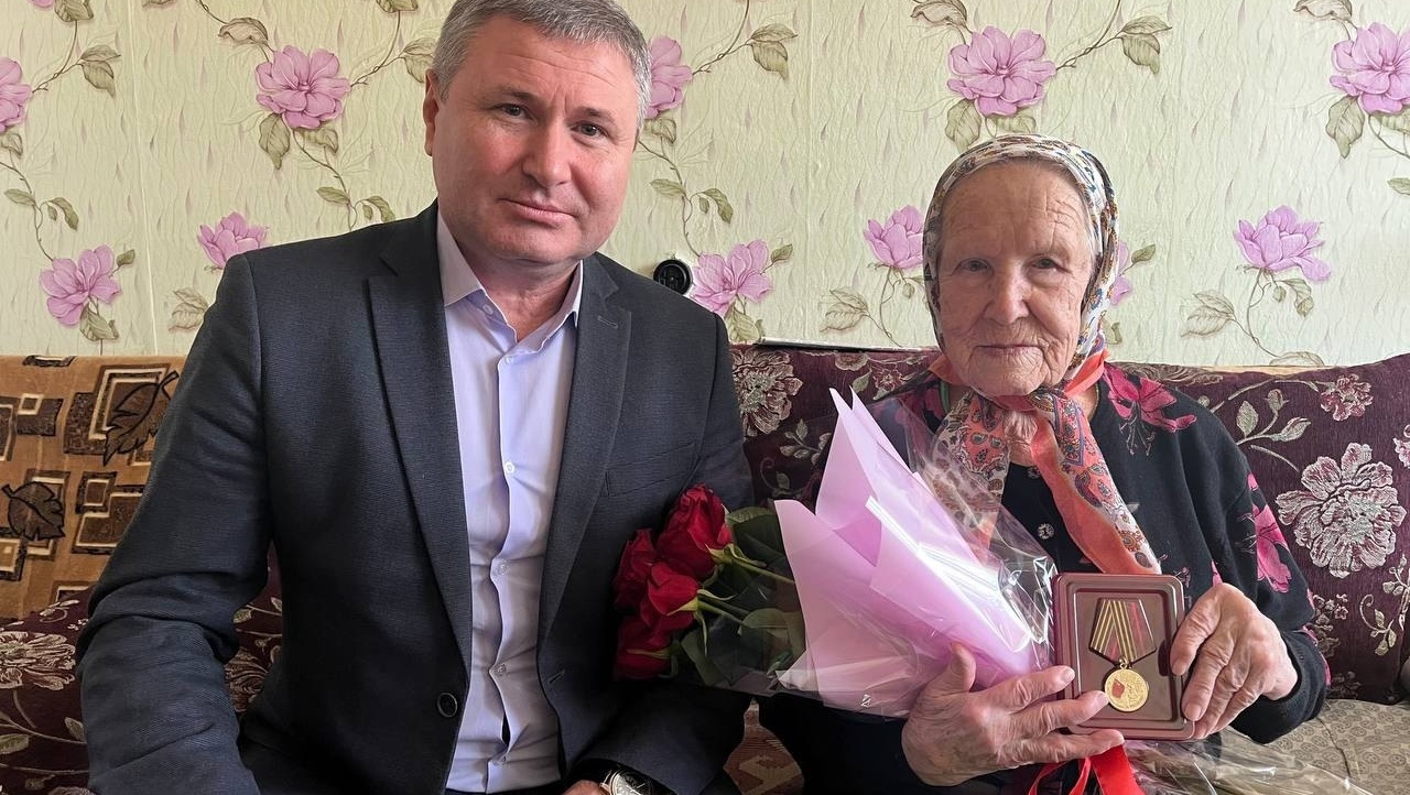 Александр Голубков вручил юбилейные награды жителям Моркинского района