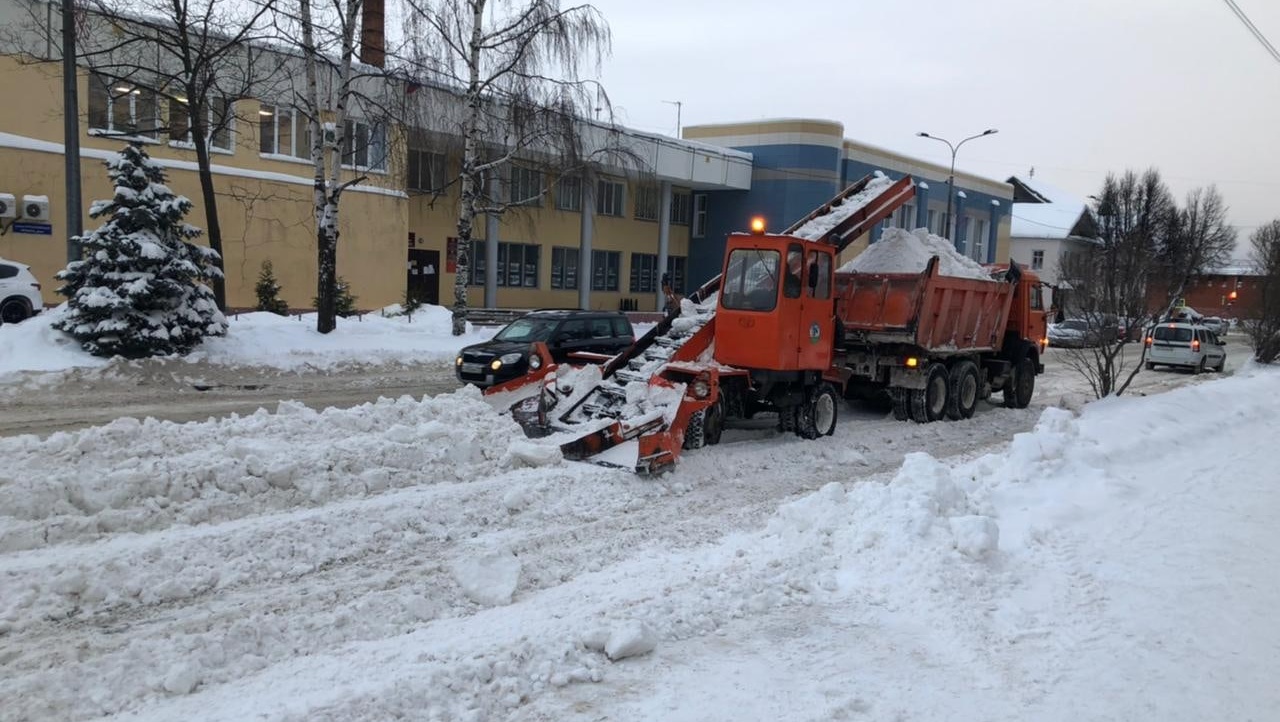 Дороги Йошкар-Олы обрабатывают противогололедными материалами