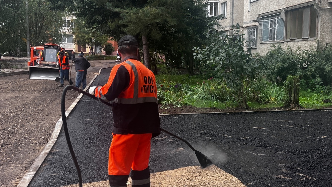 В Йошкар-Оле за 6 млн рублей ремонтируют двор на улице Кирова, 17