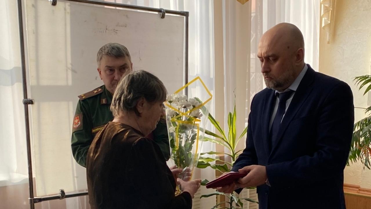 Родным погибших бойцов из Советского района передали посмертные награды