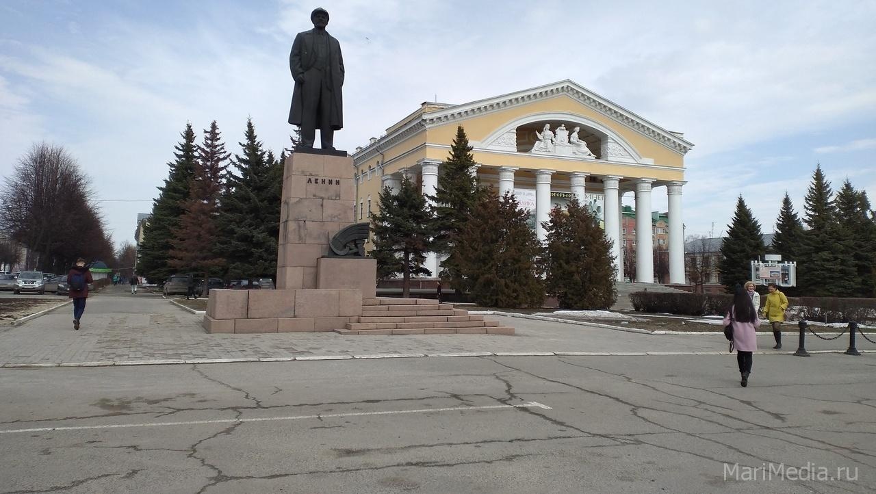 В субботу запретили парковаться на площади им. Ленина