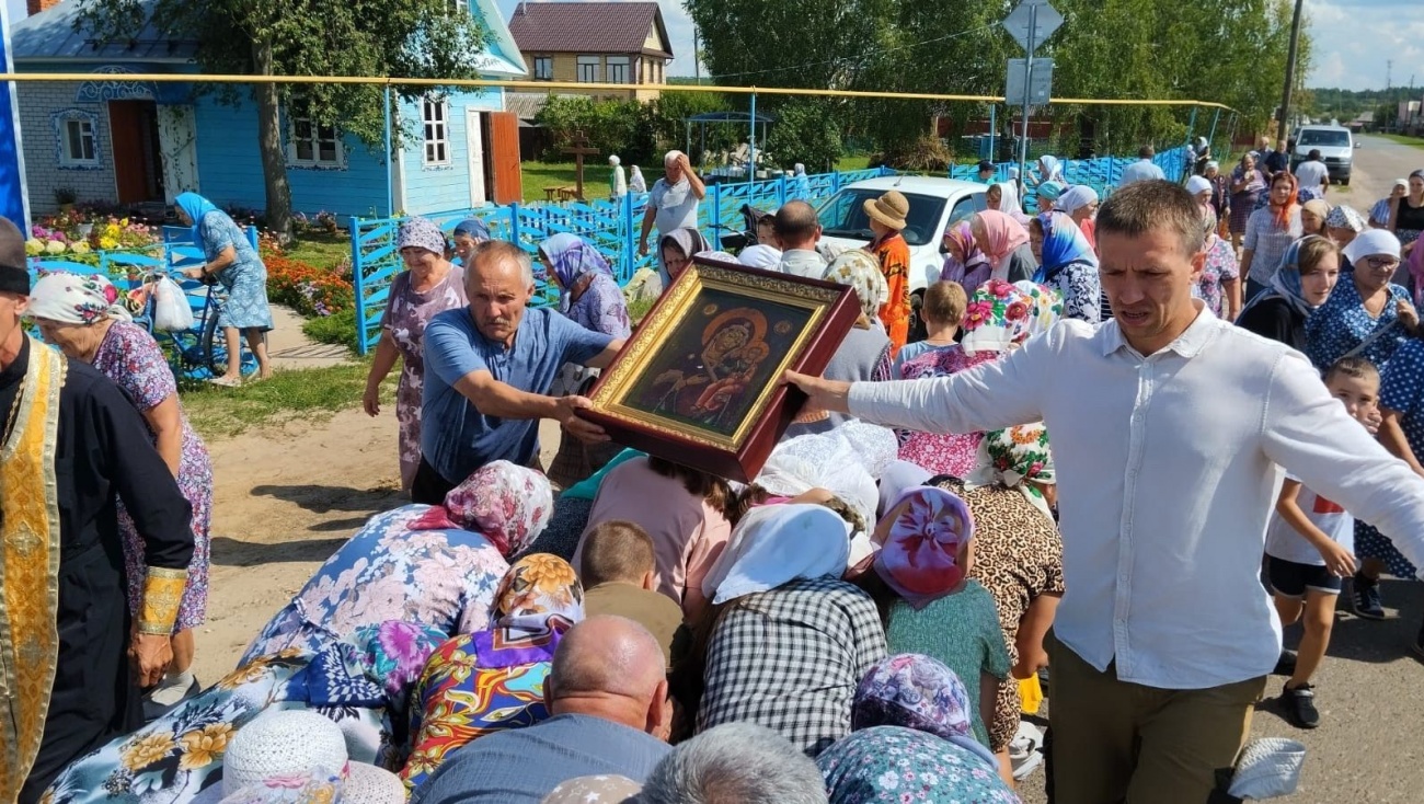Верующие Волжского района прошли крестным ходом со Смоленской иконой