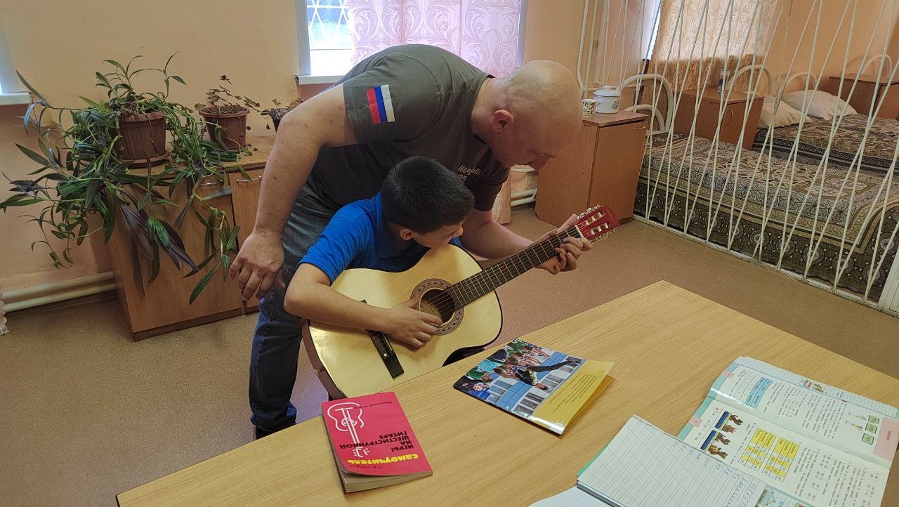 В Центр временного содержания для несовершеннолетних в Йошкар-Оле принесли гитару