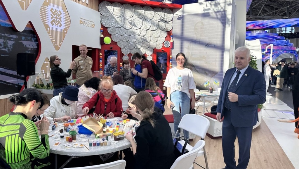 Сенатор Сергей Мартынов посетил стенд Марий Эл на выставке на ВДНХ