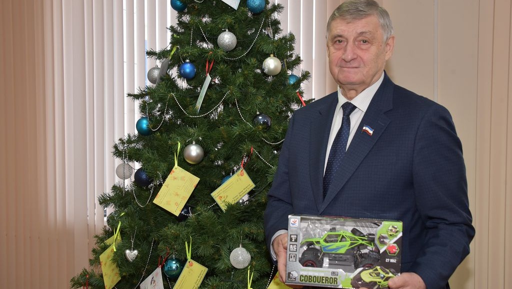 Председатель Госсобрания исполнил желание мальчика из ДНР