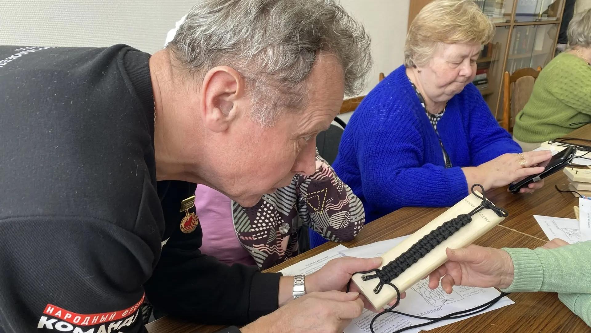 «Серебряных волонтёров» Козьмодемьянска обучили плетению тактических браслетов